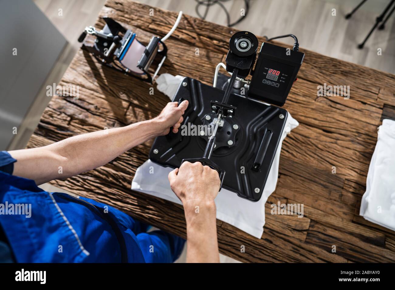 L'uomo Stampa su T Shirt in officina Foto Stock