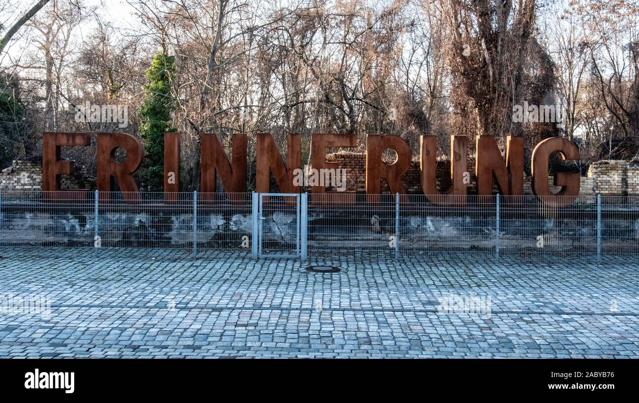 Parola gigantesca scultura Erinnerung in Ben Wagin "Anhalter Garten nel Gleisdreieck Park nella motivazione della tecnologia tedesca Museum a Kreuzberg Foto Stock