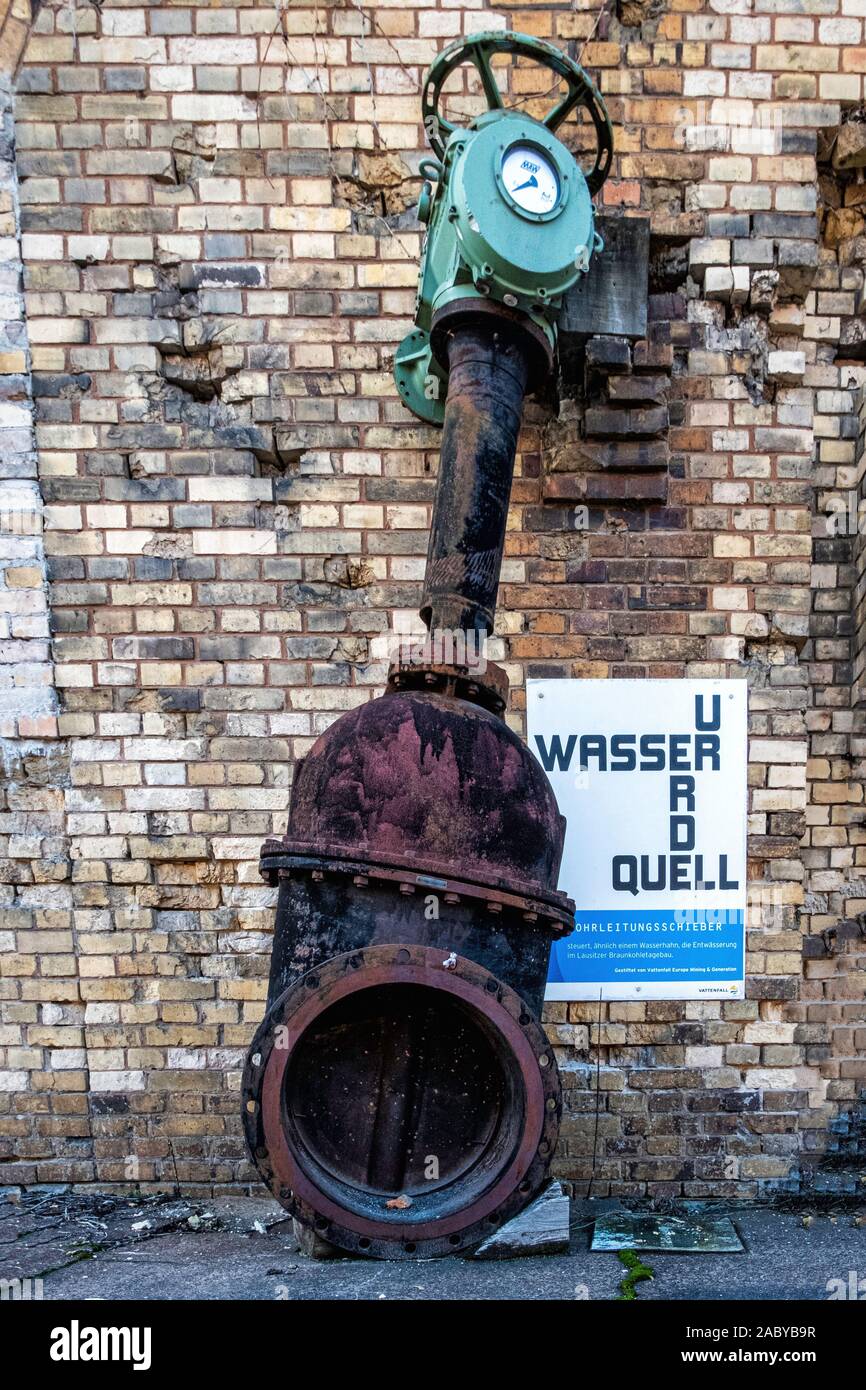 Vecchio arrugginito metallo frammento industriale accanto alla rovina di ex freight yard edificio in motivi di del Deutsches Technikmuseum, Museo tedesco della scienza & Foto Stock