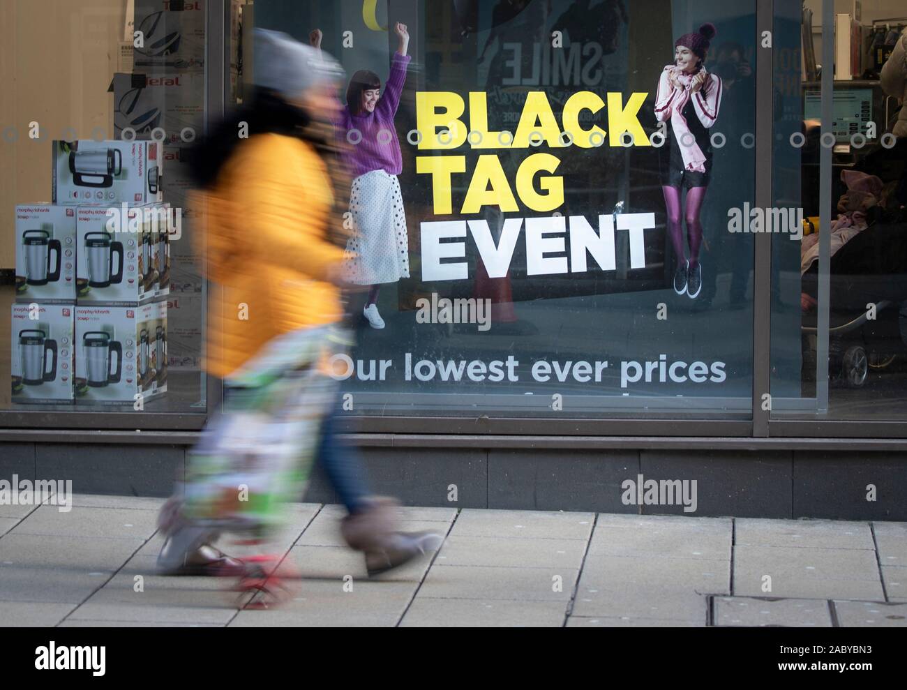 Gli amanti dello shopping sul Venerdì nero a Leeds, Yorkshire. Foto Stock