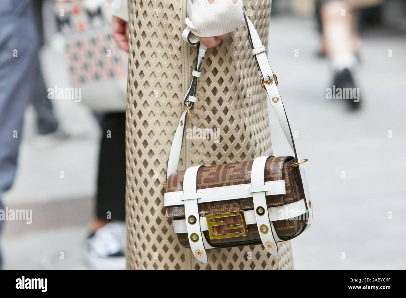 Milano, Italia - 19 settembre 2019: Donna con Fendi marrone e bianco borsa in pelle prima di Emporio Armani fashion show, la Settimana della Moda Milanese street style Foto Stock