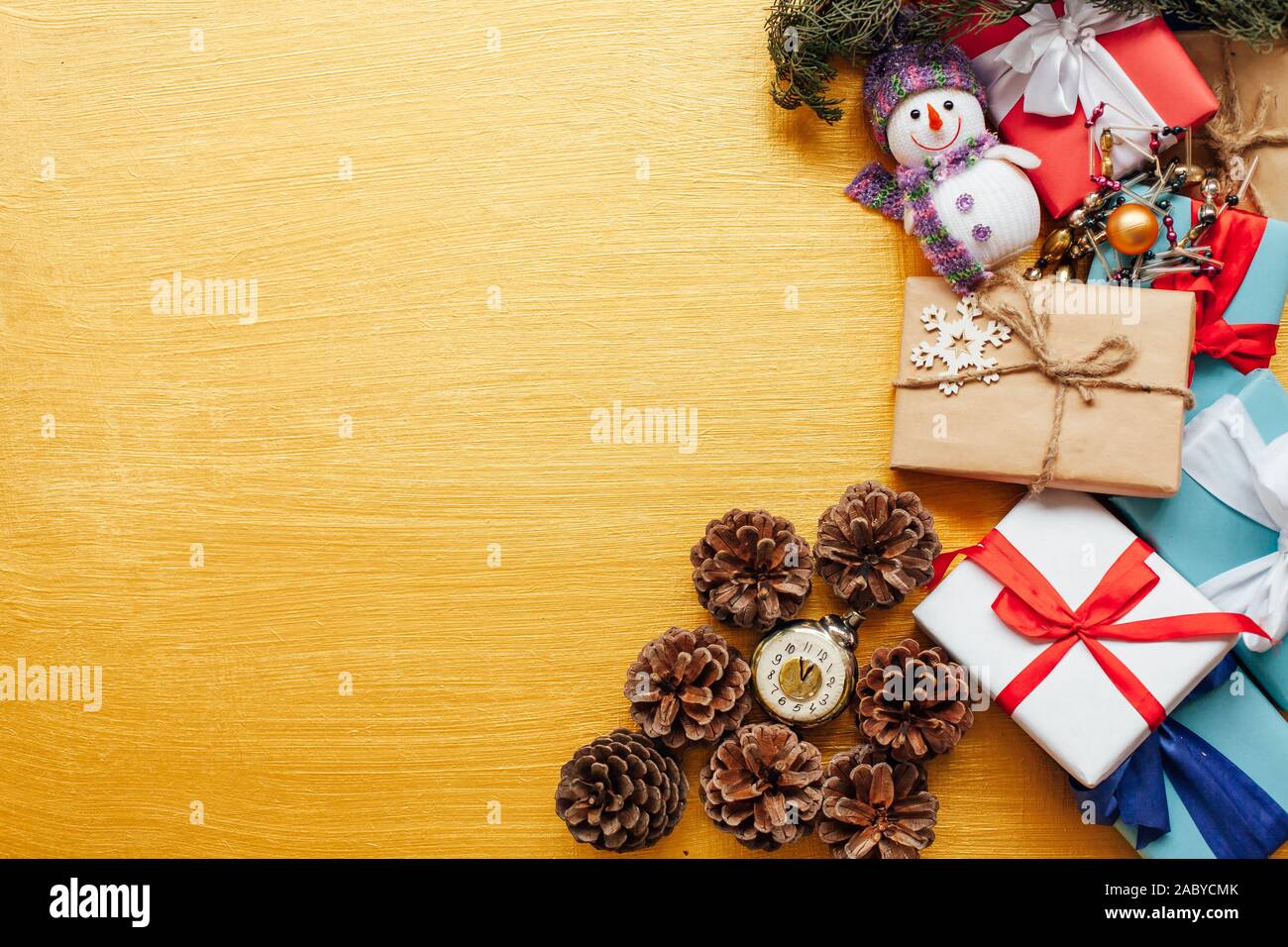 Scheda di Natale decorazioni regali per il nuovo anno su un golden sfondo giallo Foto Stock