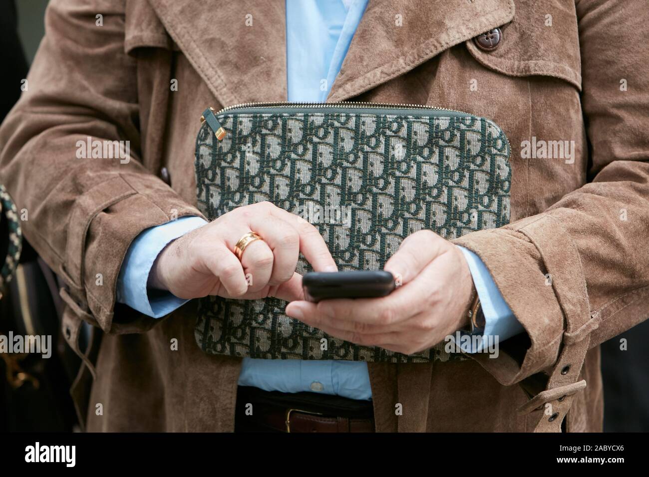 Giacca In Pelle Scamosciata Marrone Immagini e Fotos Stock - Alamy