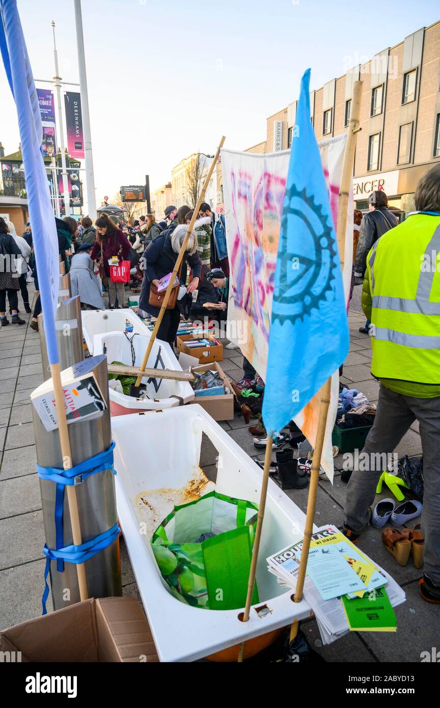 Brighton Regno Unito 29 novembre 2019 - Il clima manifestanti e membri di estinzione Rebellion set up di un libero mercato in uno di Brighton il più trafficate strade dello shopping come parte di oggi in tutto il mondo le dimostrazioni del clima evidenziando in modo particolare il fashion business sul Venerdì nero. : Credito Simon Dack / Alamy Live News Foto Stock