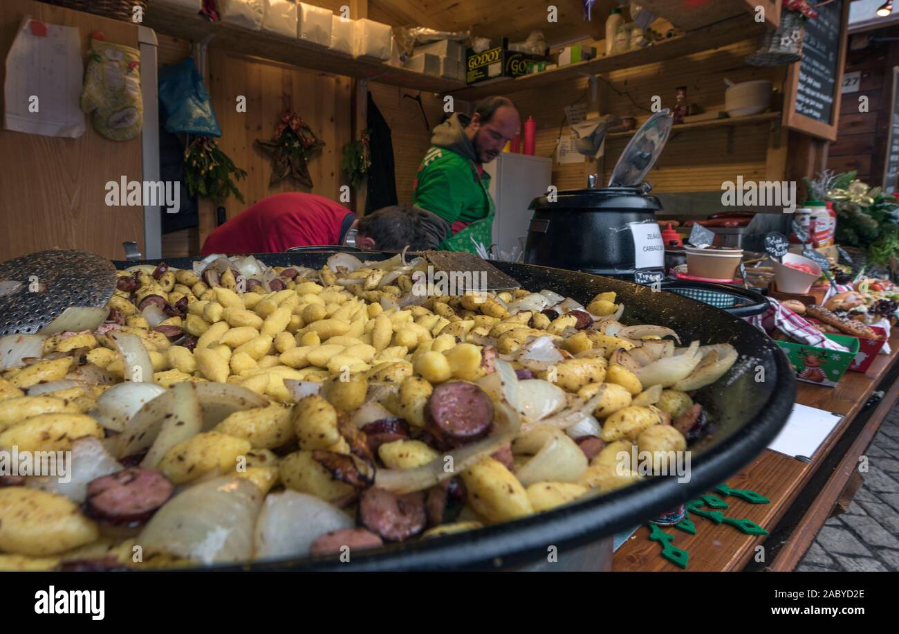 Hot fast food al mercatino di Natale a Praga Foto Stock
