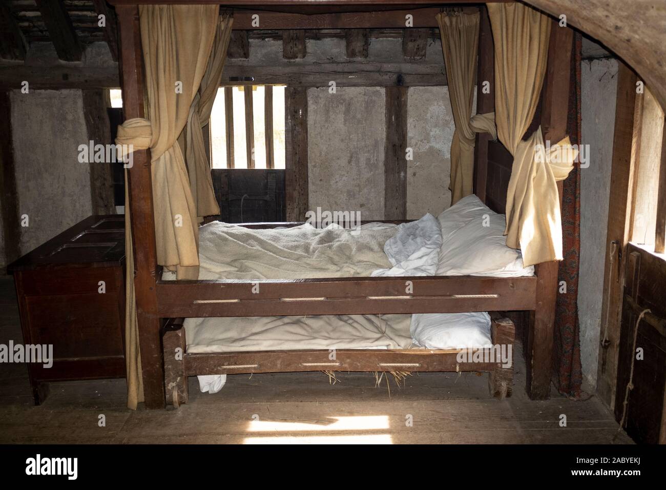 Il vecchio letto e il materasso in una casa medievale nel Weald and  Downland Museum, Singleton Foto stock - Alamy