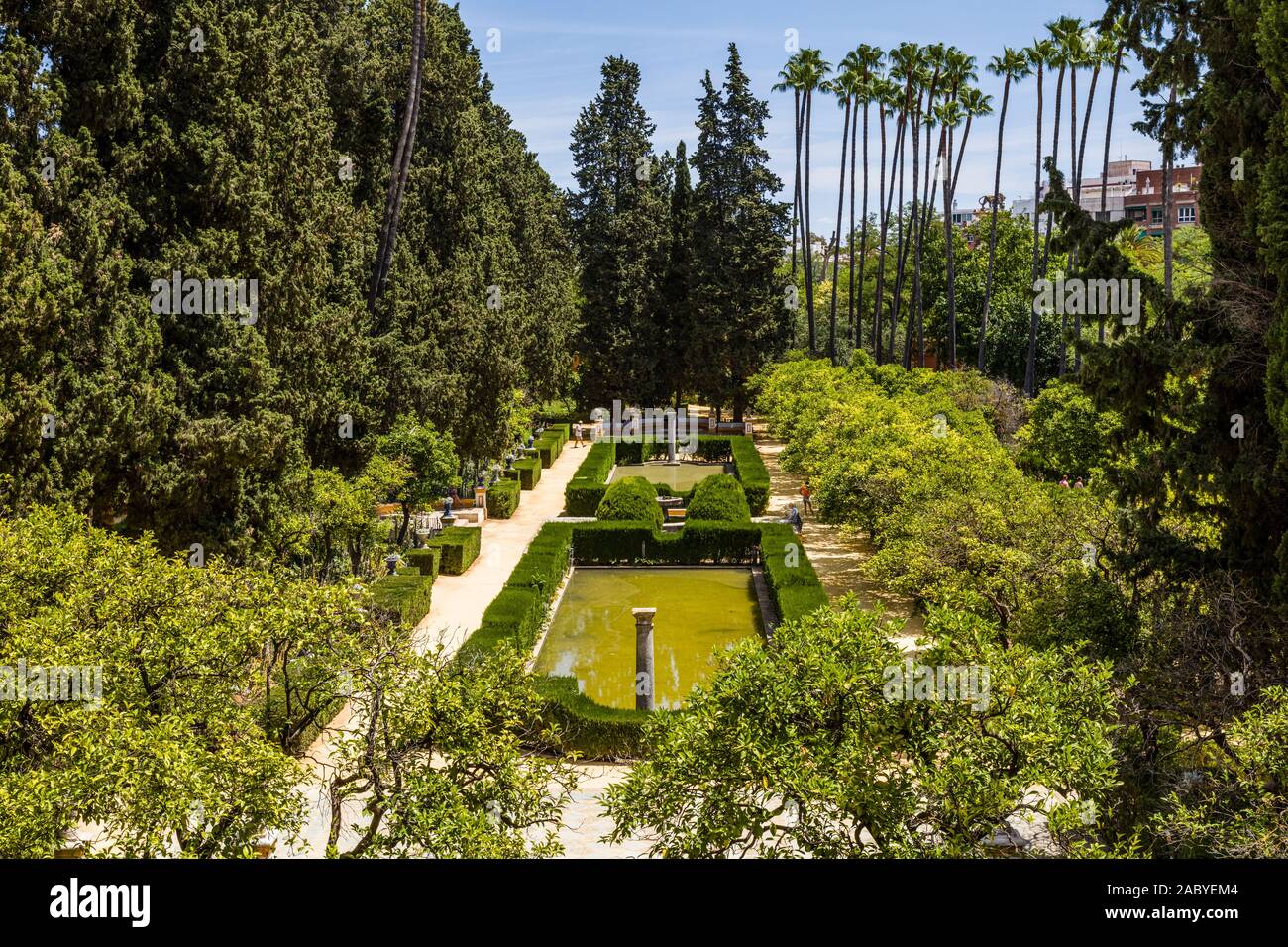 Giardini presso il Real Alcazar de Sevilla, il Royal Alcázar di Siviglia è un palazzo reale a Siviglia Andalusia Spagna Foto Stock