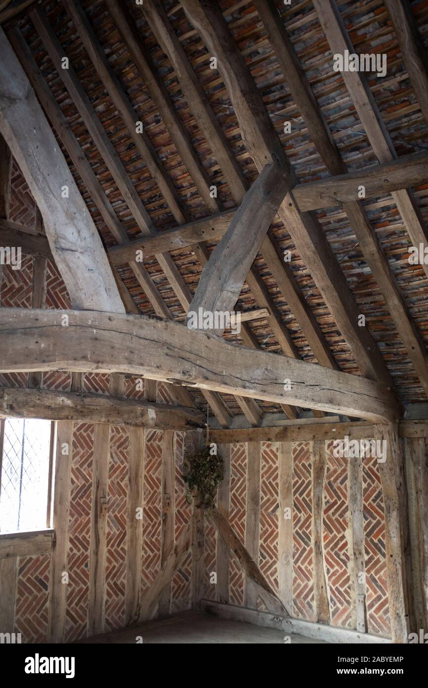 Interno di un edificio medievale presso il Weald and Downland Museum, Singleton Foto Stock