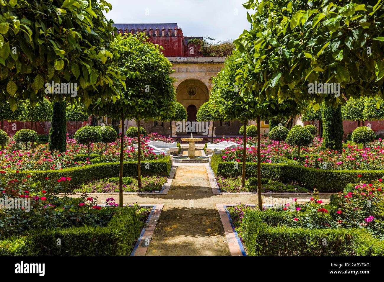 Giardini presso la Casa de Pilatos o Pilato la casa costruita nel XVI secolo a Siviglia Spagna Foto Stock