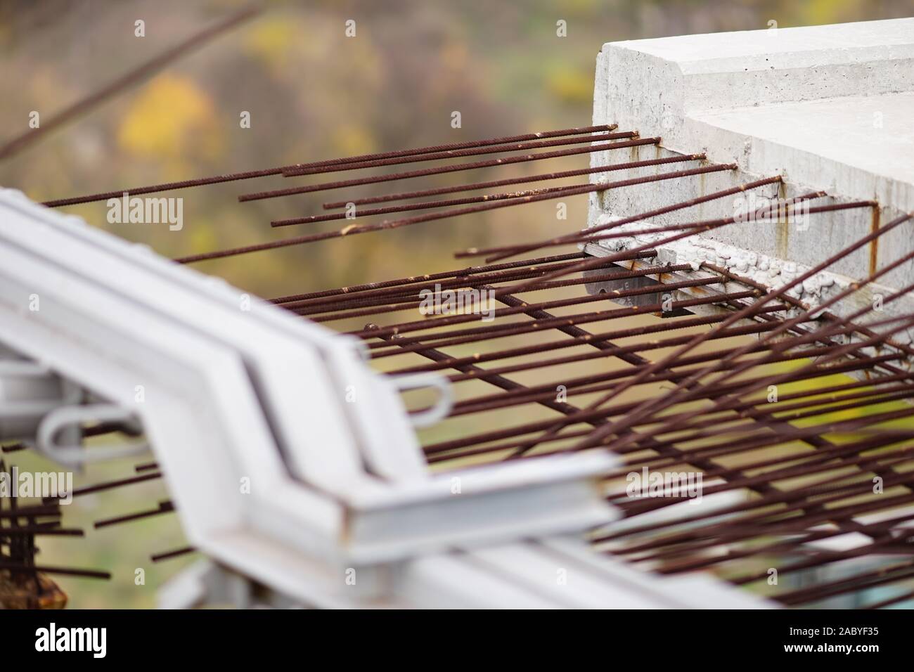 Il rinforzo in costruzione in cemento armato con la corrosione Foto Stock