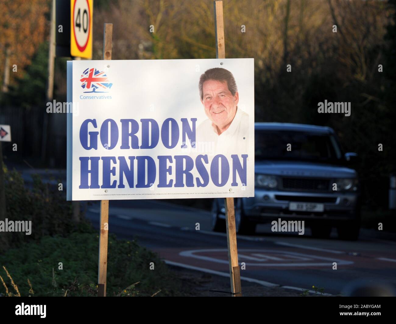 Isle of Sheppey, Kent, Regno Unito. 29 Nov, 2019. Elezione del Regno Unito: un gran numero di cartelli per il candidato conservatore Gordon Henderson, attualmente MP per Sittingbourne & Sheppey circoscrizione può essere visto in tutta l'isola di Sheppey nel Kent. Credito: James Bell/Alamy Live News Foto Stock