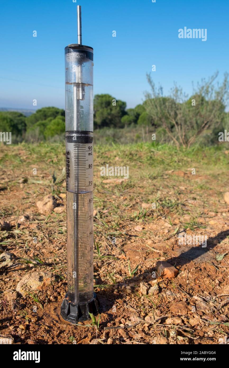 Infiltrometro a minidisco per misurare le proprietà idrauliche del terreno in Portogallo Foto Stock