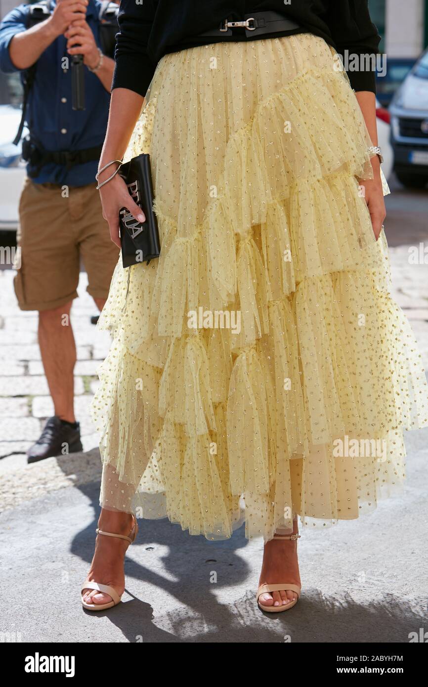 Milano, Italia - 19 settembre 2019: Donna con mantello giallo e la borsa di Prada prima di Genny fashion show, la Settimana della Moda Milanese street style Foto Stock