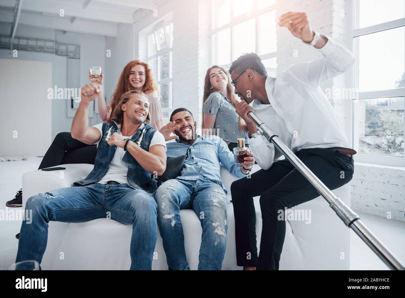 Afro American guy fanno un buon lavoro con la creazione di buon umore. Gli amici decide di rilassarsi cantando i loro brani preferiti Foto Stock