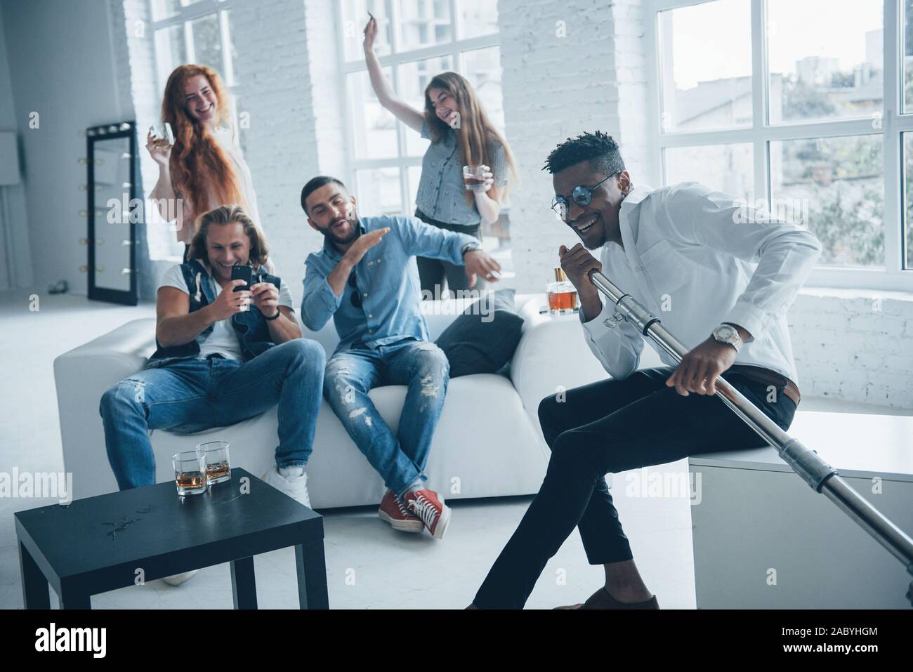 Tutti soddisfatti. Gli amici decide di rilassarsi cantando i loro brani preferiti Foto Stock