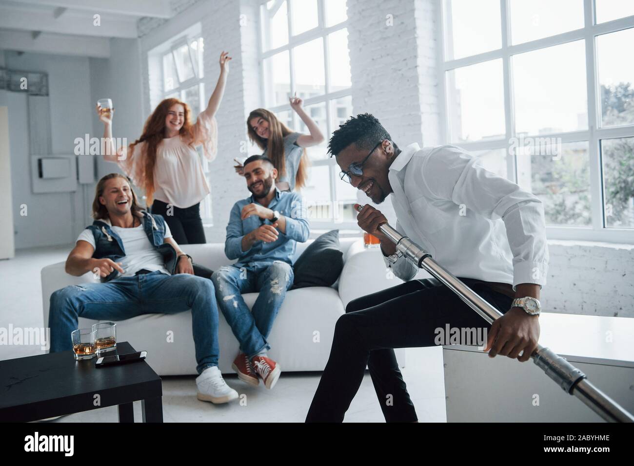 Elegante giovani afro american guy decide di mostrare la sua gamma vocale Foto Stock