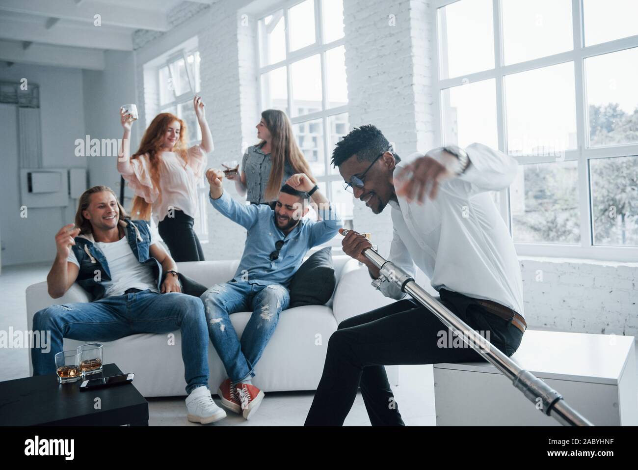 Persone apprezzate. Elegante giovani afro american guy decide di mostrare la sua gamma vocale Foto Stock