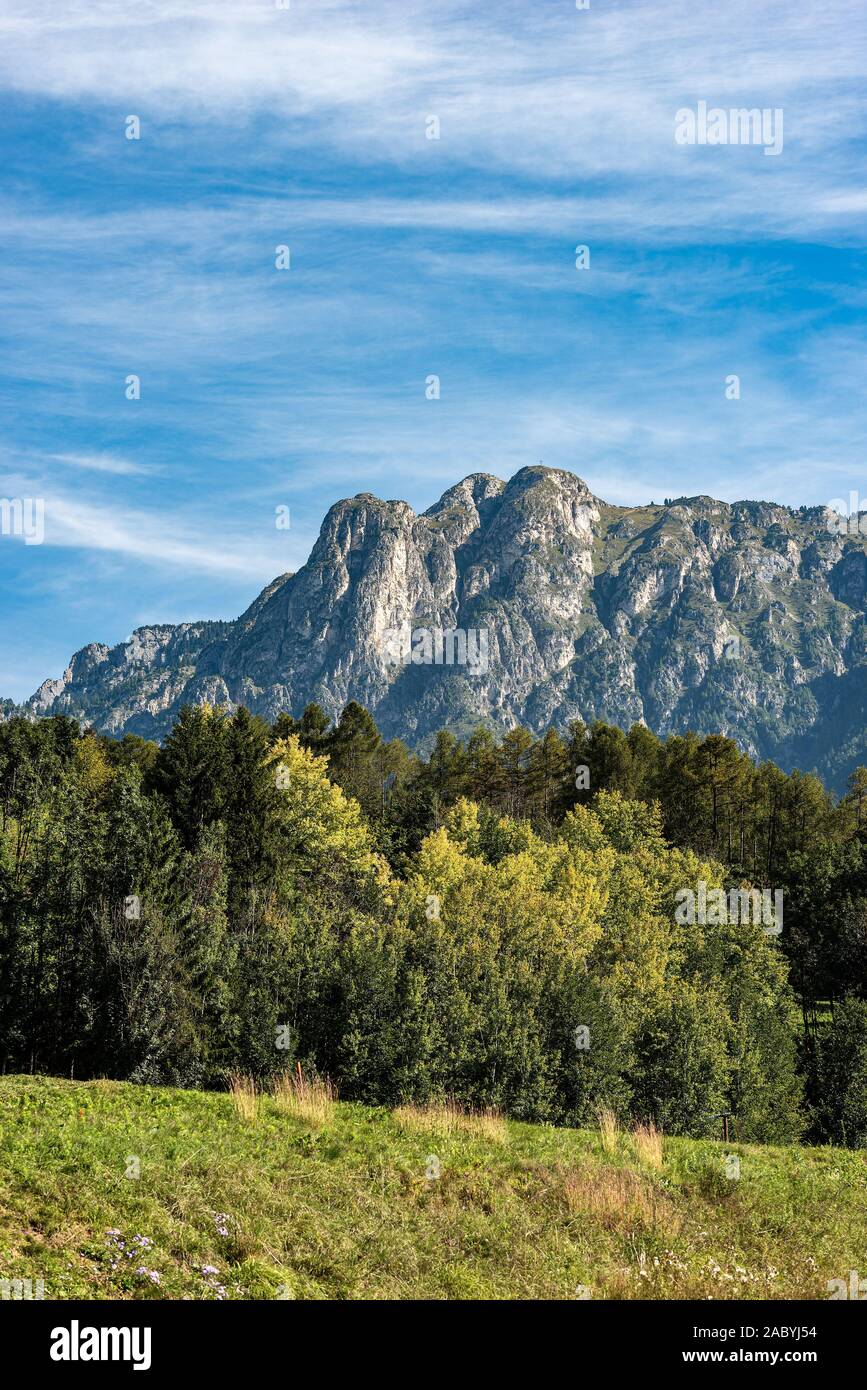 Il monte Cornon (2189 m), il picco delle Alpi italiane, Val di Fiemme e la Val di Stava, Cavalese, Trentino Alto Adige, Italia, Europa Foto Stock