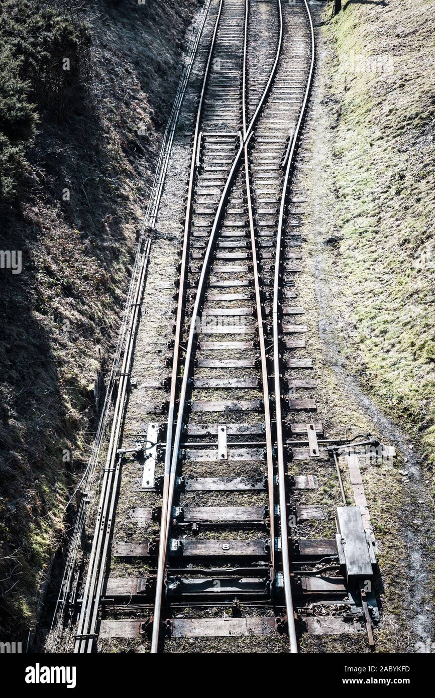 Guardando verso il basso su una vecchia linea ferroviaria con i punti che vanno da una carreggiata a due. Foto Stock