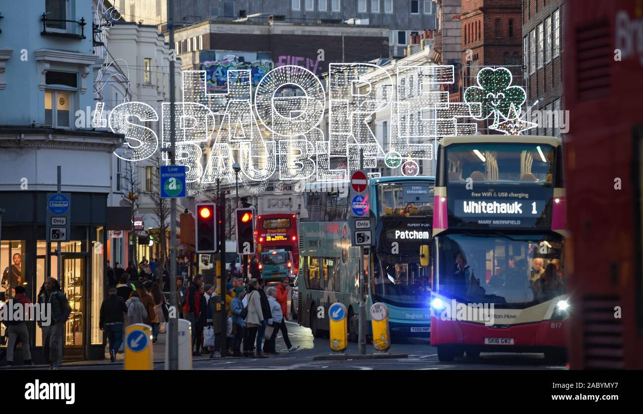 Brighton Regno Unito 29 novembre 2019 - pesanti della congestione del traffico sotto le luci di Natale lungo North Street nel centro di Brighton questa sera come Black Friday shoppers testa a casa dopo una giornata a caccia di affari : credito Simon Dack / Alamy Live News Foto Stock