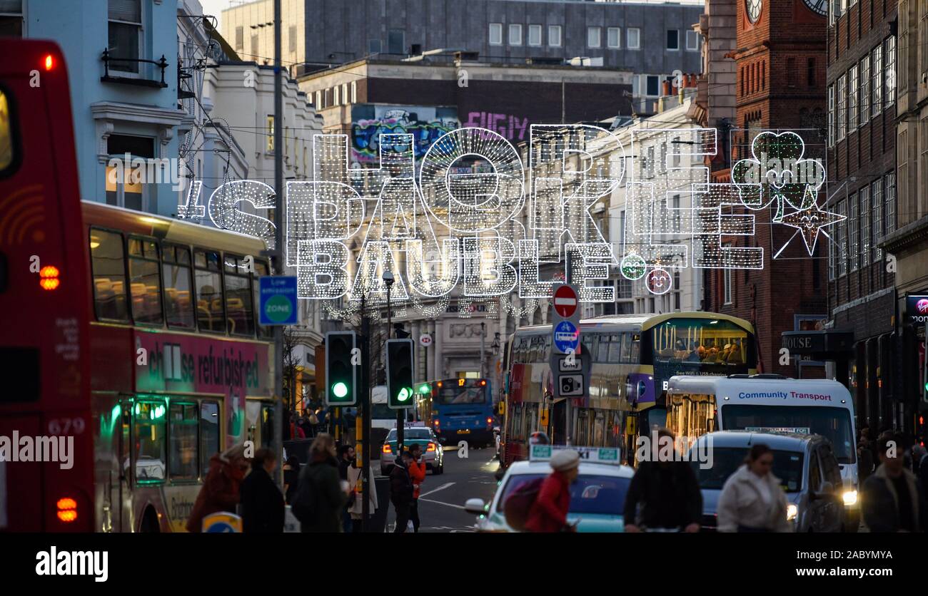 Brighton Regno Unito 29 novembre 2019 - pesanti della congestione del traffico sotto le luci di Natale lungo North Street nel centro di Brighton questa sera come Black Friday shoppers testa a casa dopo una giornata a caccia di affari : credito Simon Dack / Alamy Live News Foto Stock