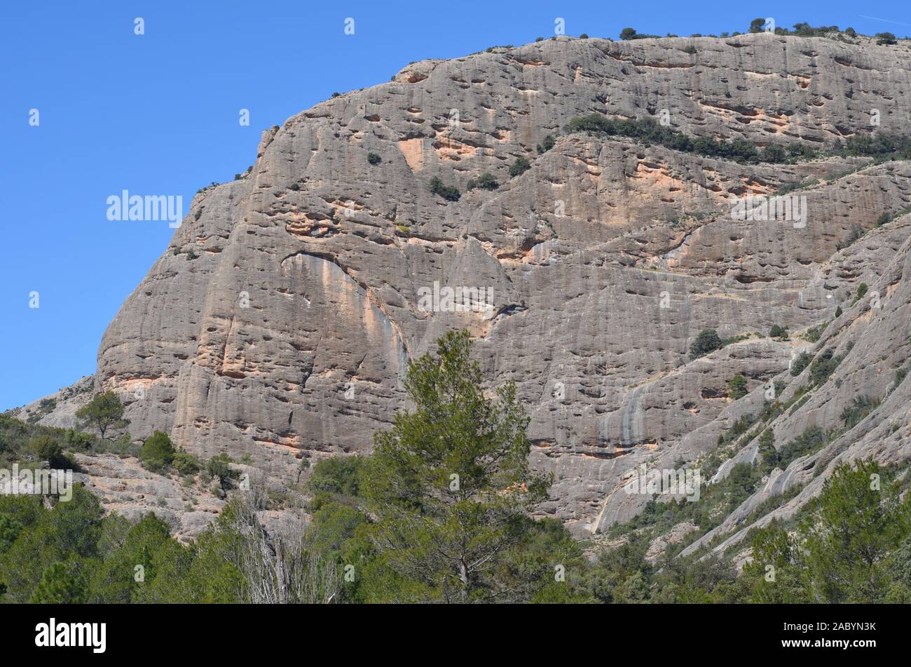 Formazioni geomorfologia di Els porte del Parco Naturale, un calcare massiccio montuoso al confine tra Aragona e Catalogna Foto Stock