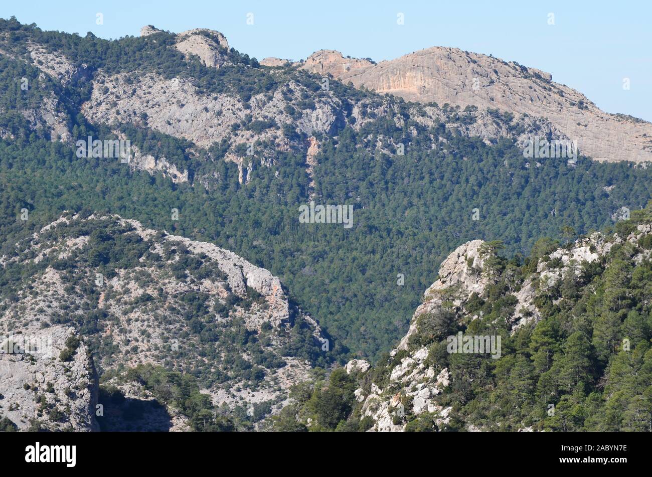 Formazioni geomorfologia di Els porte del Parco Naturale, un calcare massiccio montuoso al confine tra Aragona e Catalogna Foto Stock