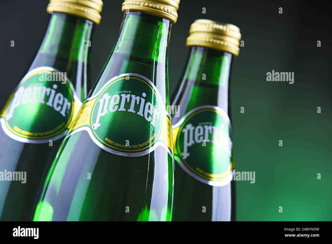 POZNAN, POL - Jan 24, 2019: bottiglie di Perrier, un marchio francese di naturale acqua minerale in bottiglia venduti in tutto il mondo e disponibili in 140 paesi. Foto Stock
