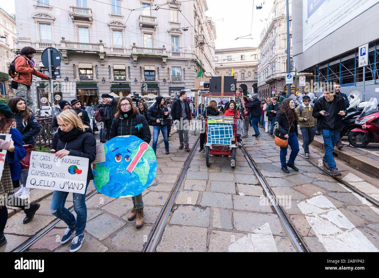 Milano, Italia - 29 novembre: venerdì per il futuro sciopero di protesta, gli studenti sciopero per la politica ambientale mondiale. Foto Stock