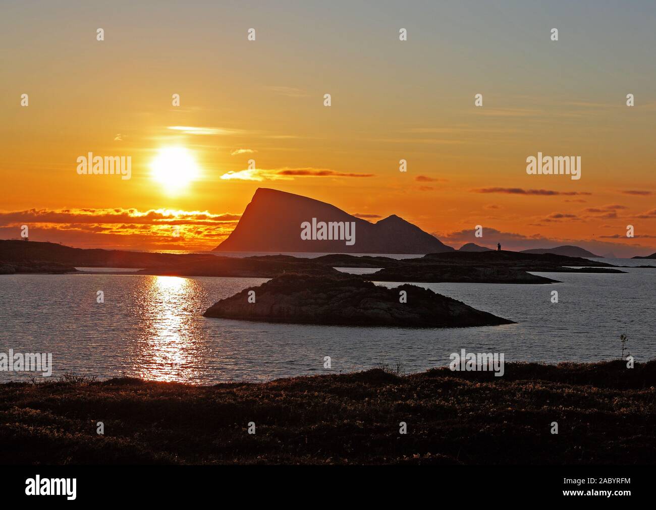 Mitternachtssonne, Norwegen, Berge, Leuchtturm, Silhouette, Fjord Foto Stock
