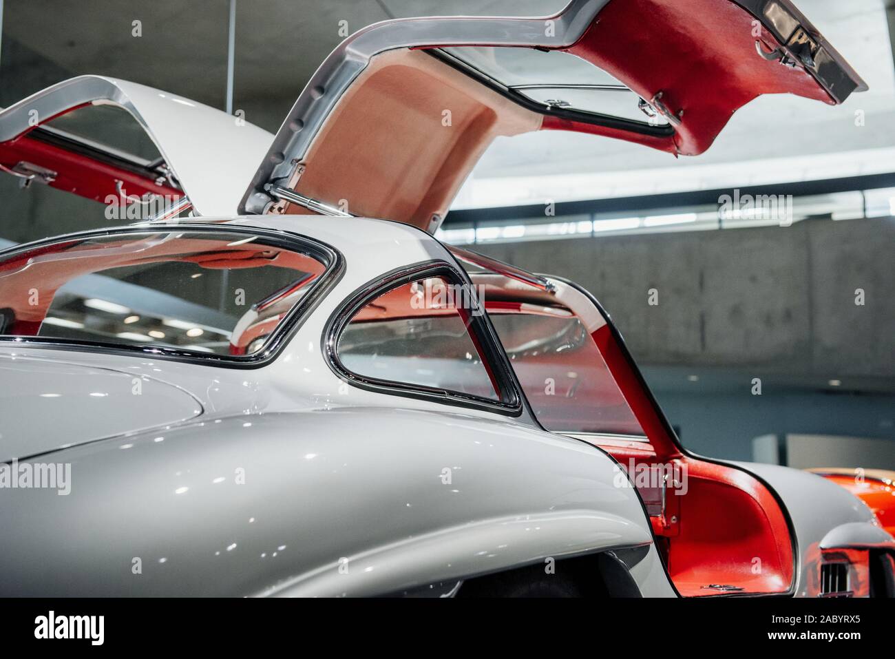 Gli aprì le porte. Storico bianco costoso auto retrò in piedi sul supporto Foto Stock