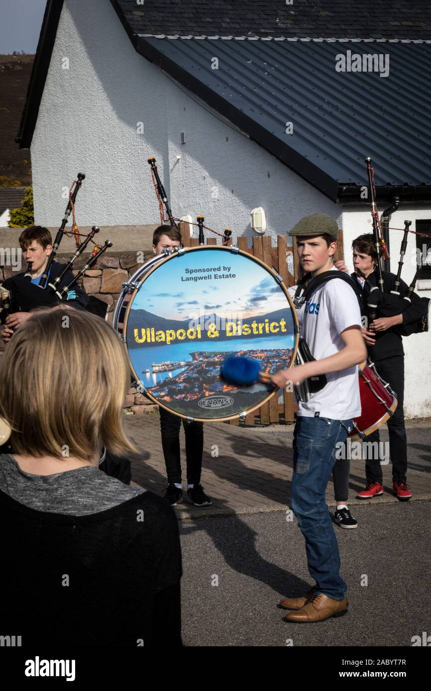 Membri della Ullapool and District Pipe Band di praticare su una serata primaverile Foto Stock