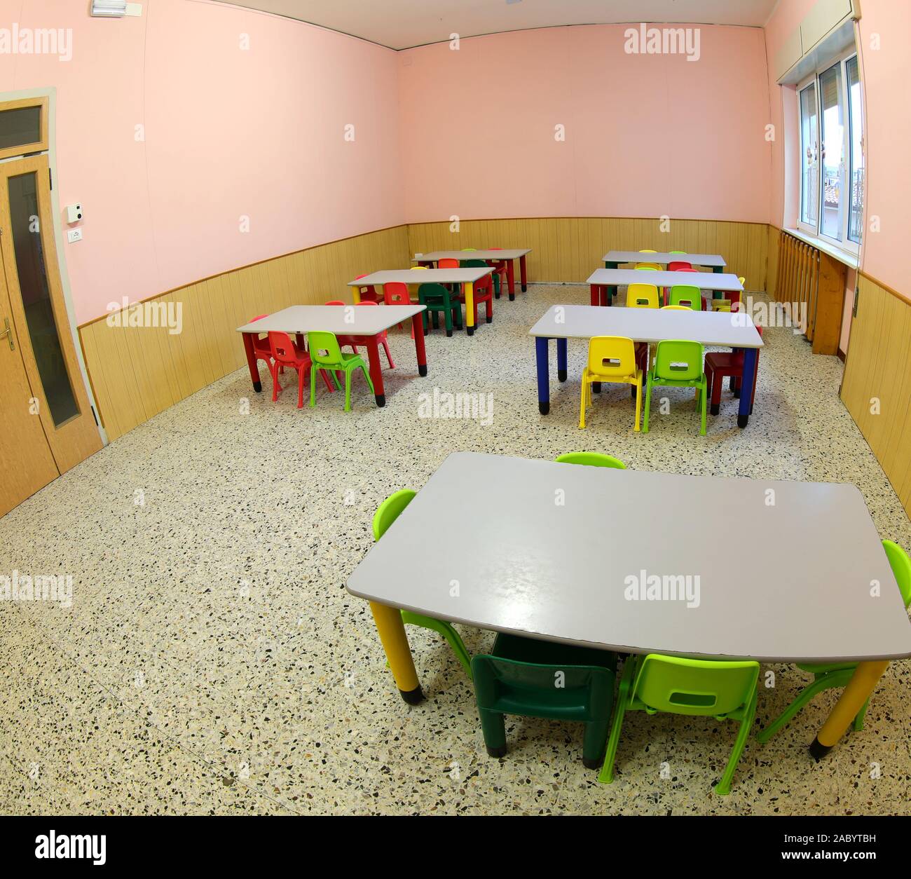 Colorato piccolo tavolo e sedie per bambini Foto stock - Alamy