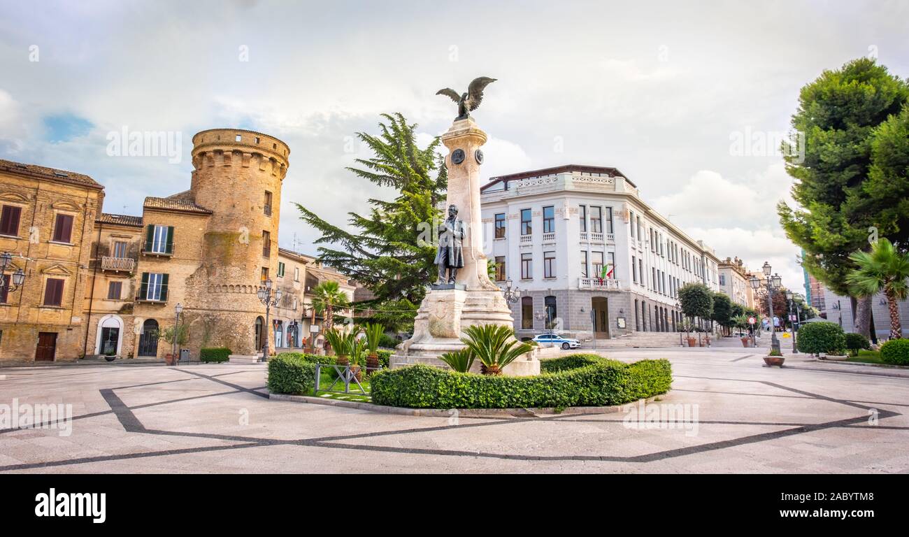 Regione Abruzzo città in Piazza Italia, vasto con la statua in Piazza Gabriele Rossetti square . Foto Stock