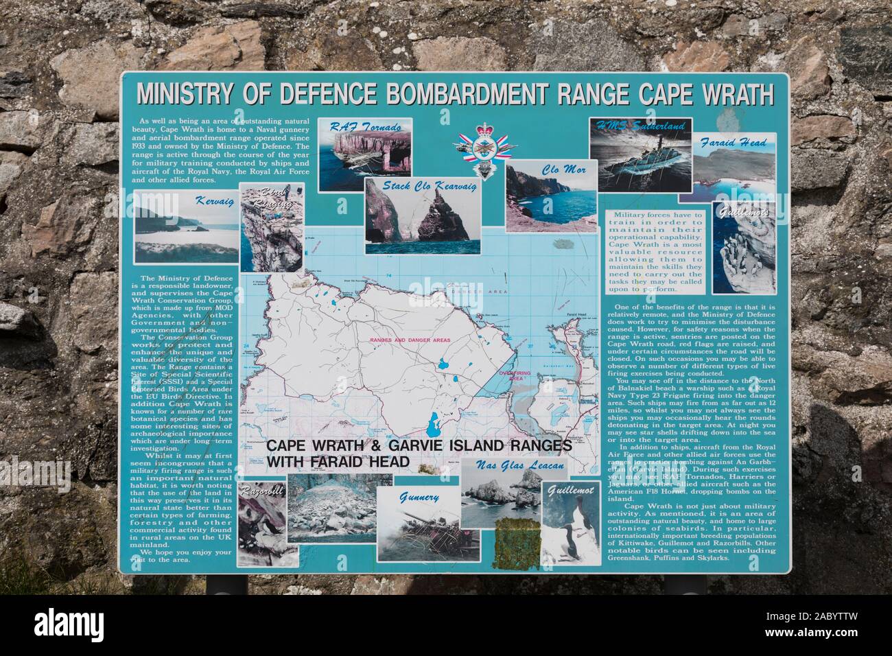 Informazioni turistiche avviso che descrive la storia e le attività intorno al ministero della difesa la gamma di bombardamento a Cape Wrath Foto Stock