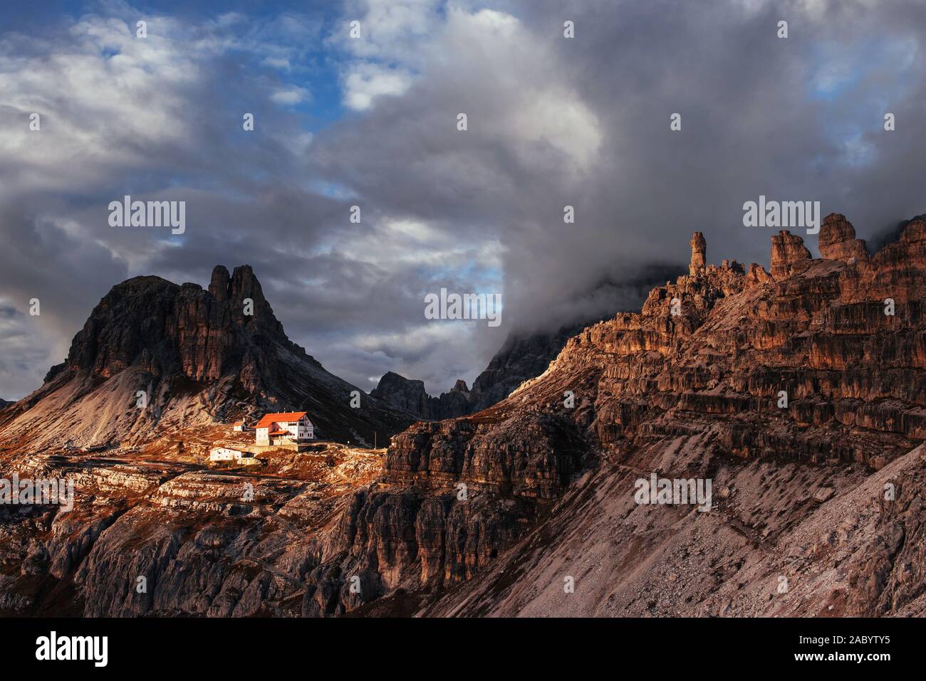 I capricci della natura crea uno spettacolo incredibile. Edifici turistici in attesa per la gente che desidera che passa attraverso queste fantastiche montagne dolomitiche Foto Stock
