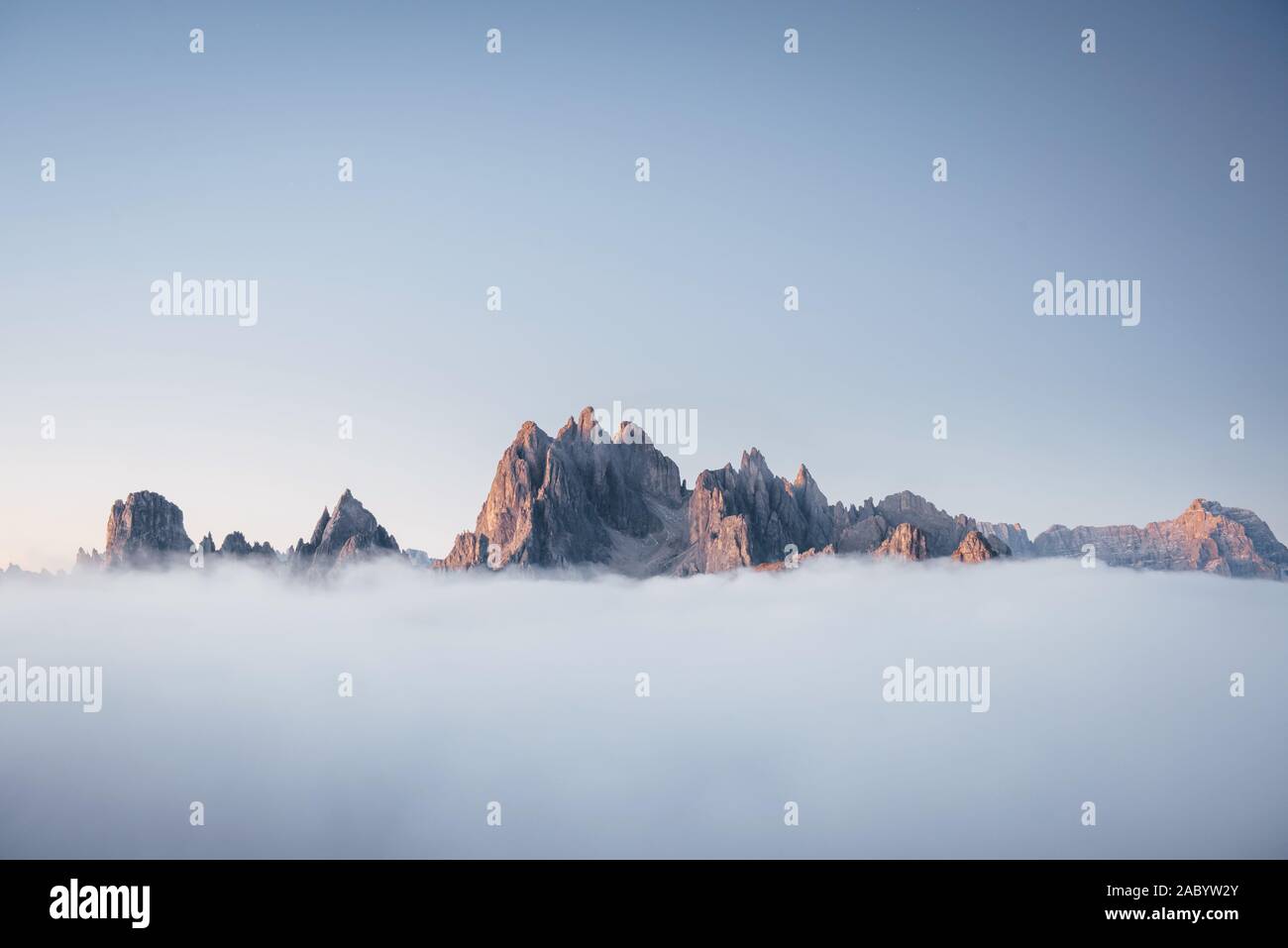 Le cime delle montagne soffocare da un fitta nebbia. Foto incredibili prende Foto Stock