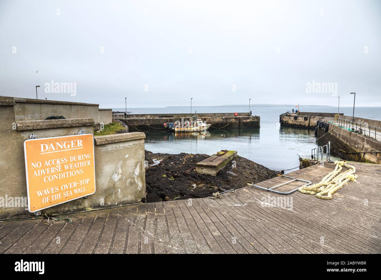 Porto di John O'Semole, con l'isola Orcadian di stroma visibile attraverso il Pentland Firth Foto Stock