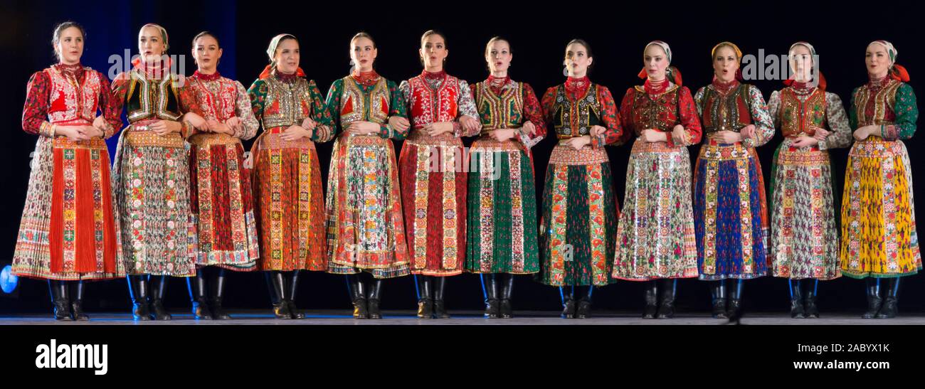 Otrebusy, Polonia, 22 Novembre 2019: presentazione della nazionale ungherese di Folkdance Team in spirito di Ungheria 1989 - 30 anni di libertà Foto Stock