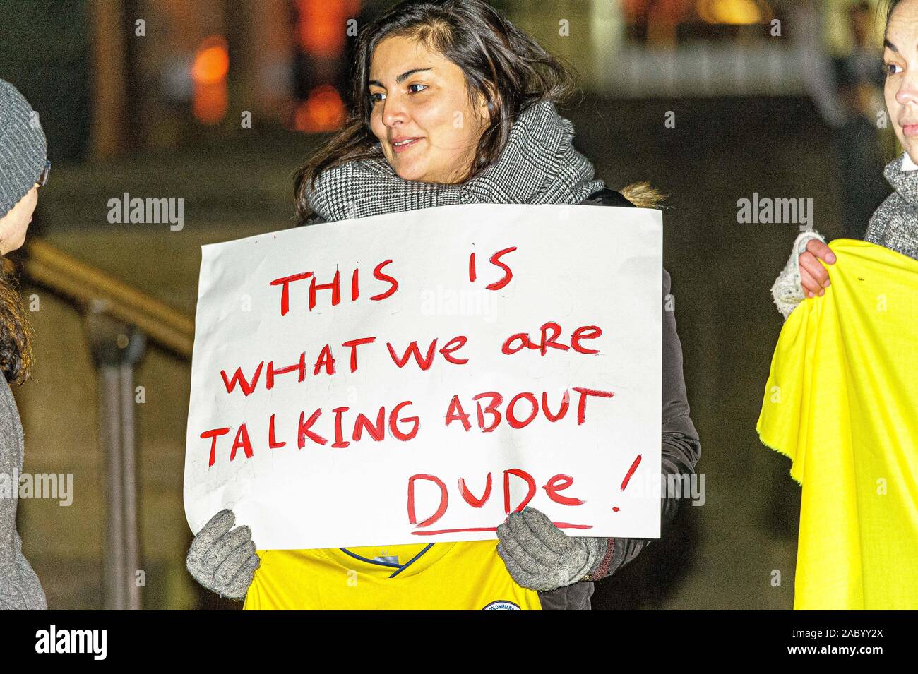 Un manifestante detiene una targhetta dicendo "Questo è ciò di cui stiamo parlando a causa!' durante la dimostrazione.manifestanti radunati a ovest la piazza del Parlamento per protestare contro il governo colombiano azioni attuali come il bombardamento e l uccisione di 18 bambini, dirigenti sociali assassinato e per molte altre ragioni. Foto Stock