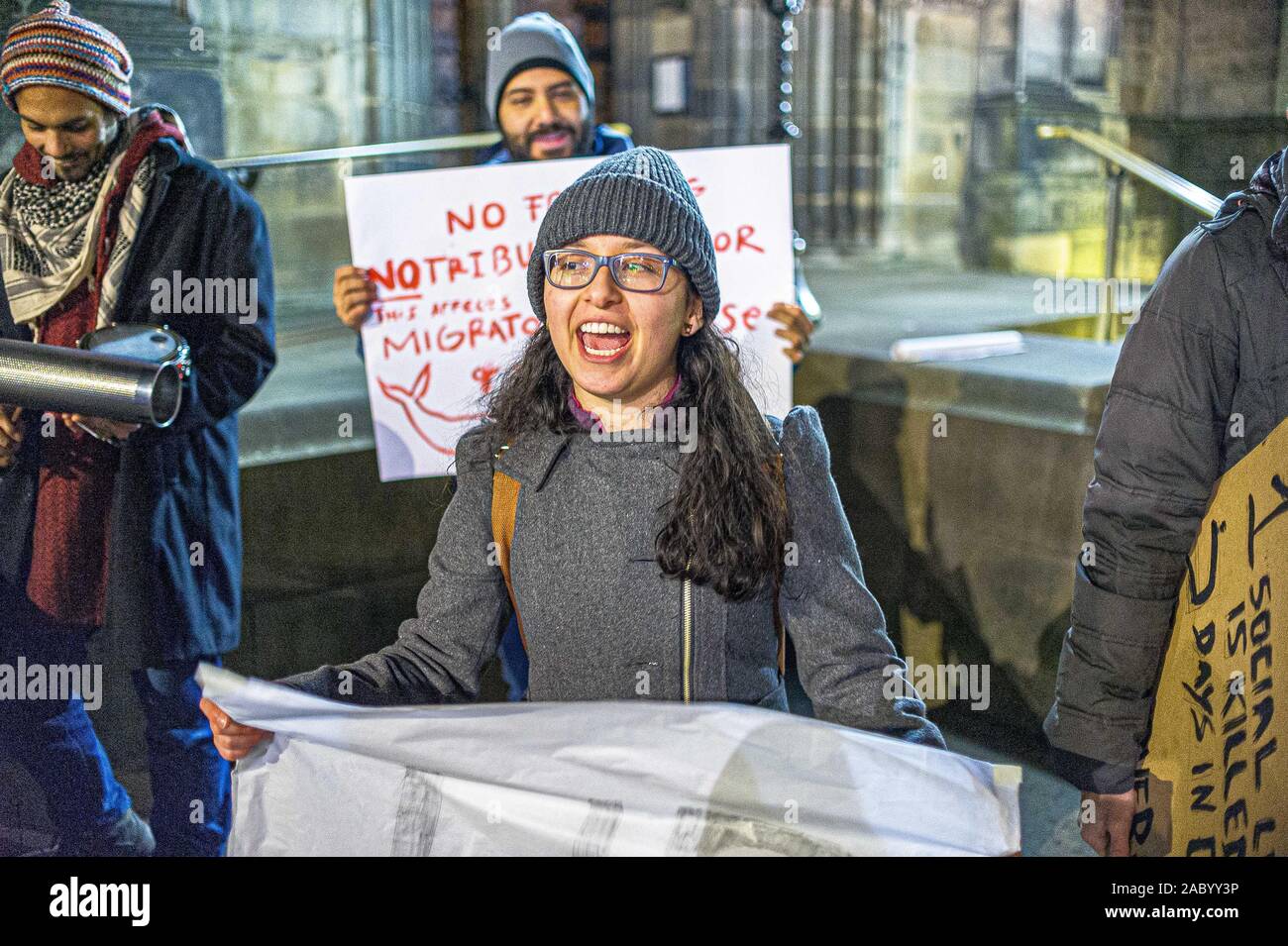 Un manifestante chants slogan durante la dimostrazione.manifestanti radunati a ovest la piazza del Parlamento per protestare contro il governo colombiano azioni attuali come il bombardamento e l uccisione di 18 bambini, dirigenti sociali assassinato e per molte altre ragioni. Foto Stock