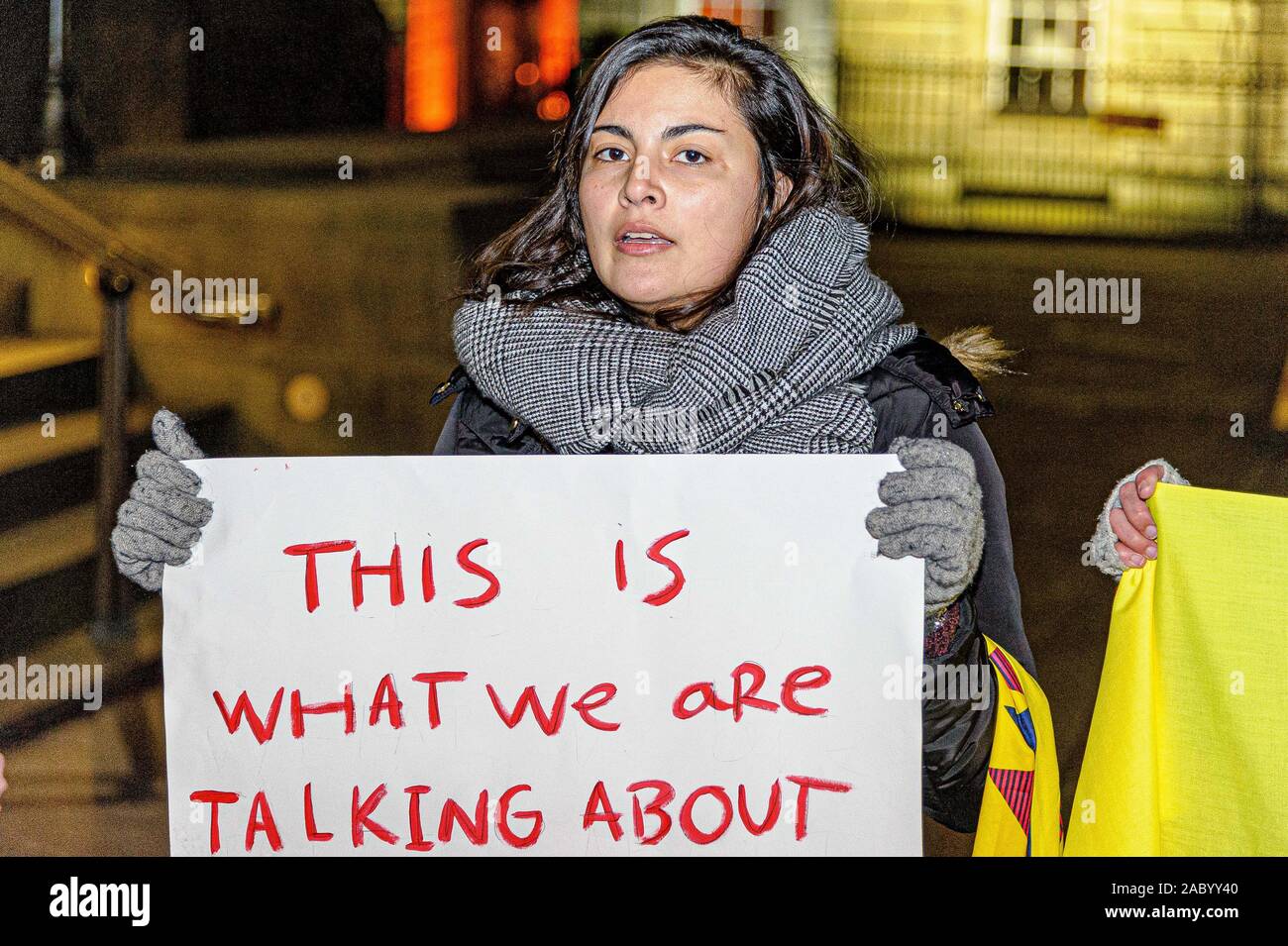 Un manifestante detiene una targhetta dicendo "Questo è ciò di cui stiamo parlando a causa!' durante la dimostrazione.manifestanti radunati a ovest la piazza del Parlamento per protestare contro il governo colombiano azioni attuali come il bombardamento e l uccisione di 18 bambini, dirigenti sociali assassinato e per molte altre ragioni. Foto Stock