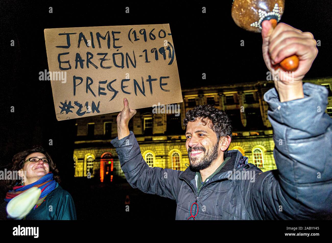 Un manifestante detiene una targhetta mentre cantando slogan durante la dimostrazione.manifestanti radunati a ovest la piazza del Parlamento per protestare contro il governo colombiano azioni attuali come il bombardamento e l uccisione di 18 bambini, dirigenti sociali assassinato e per molte altre ragioni. Foto Stock