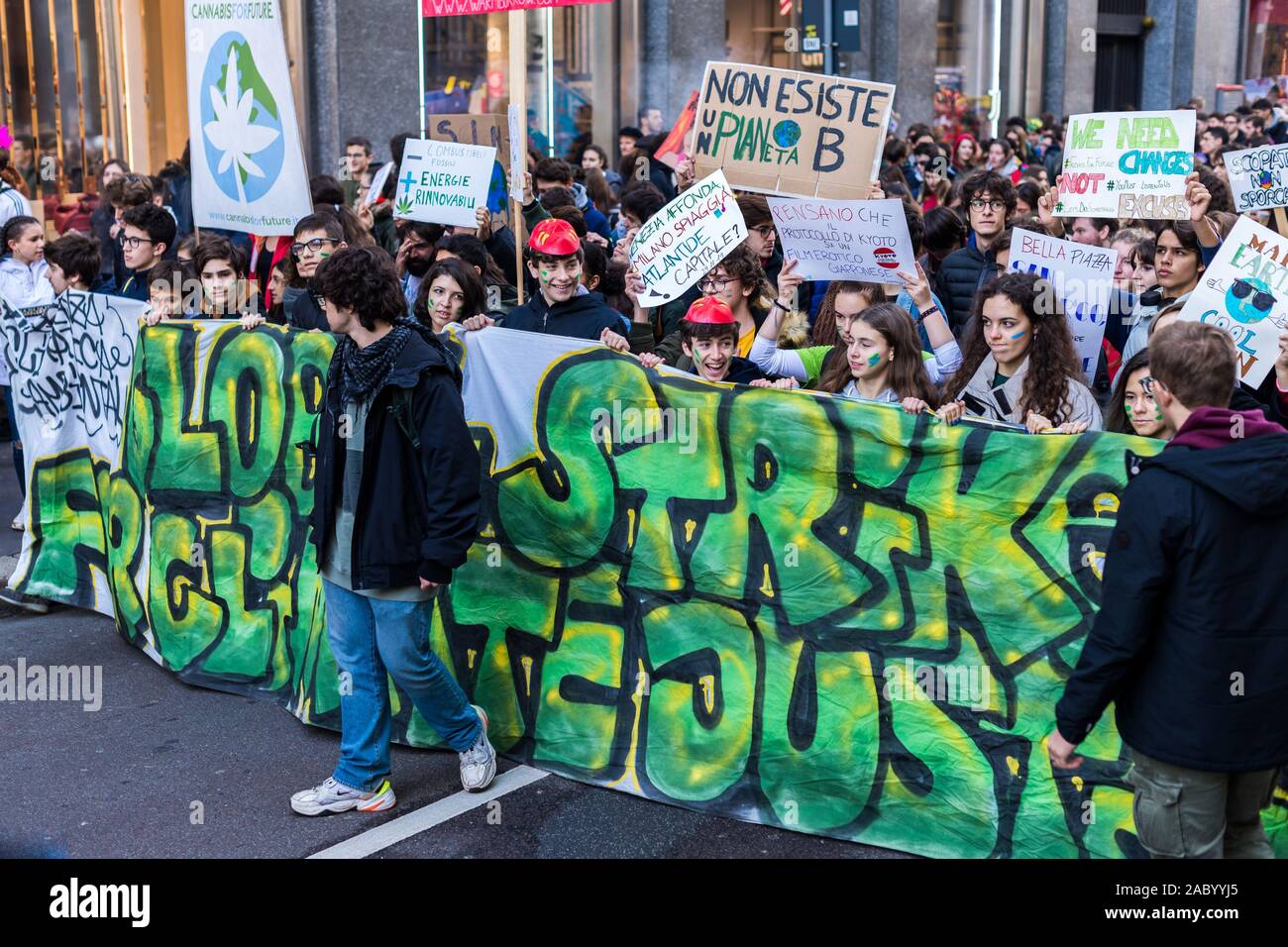Milano, Italia - 29 novembre: venerdì per il futuro sciopero di protesta, gli studenti sciopero per la politica ambientale mondiale. Foto Stock