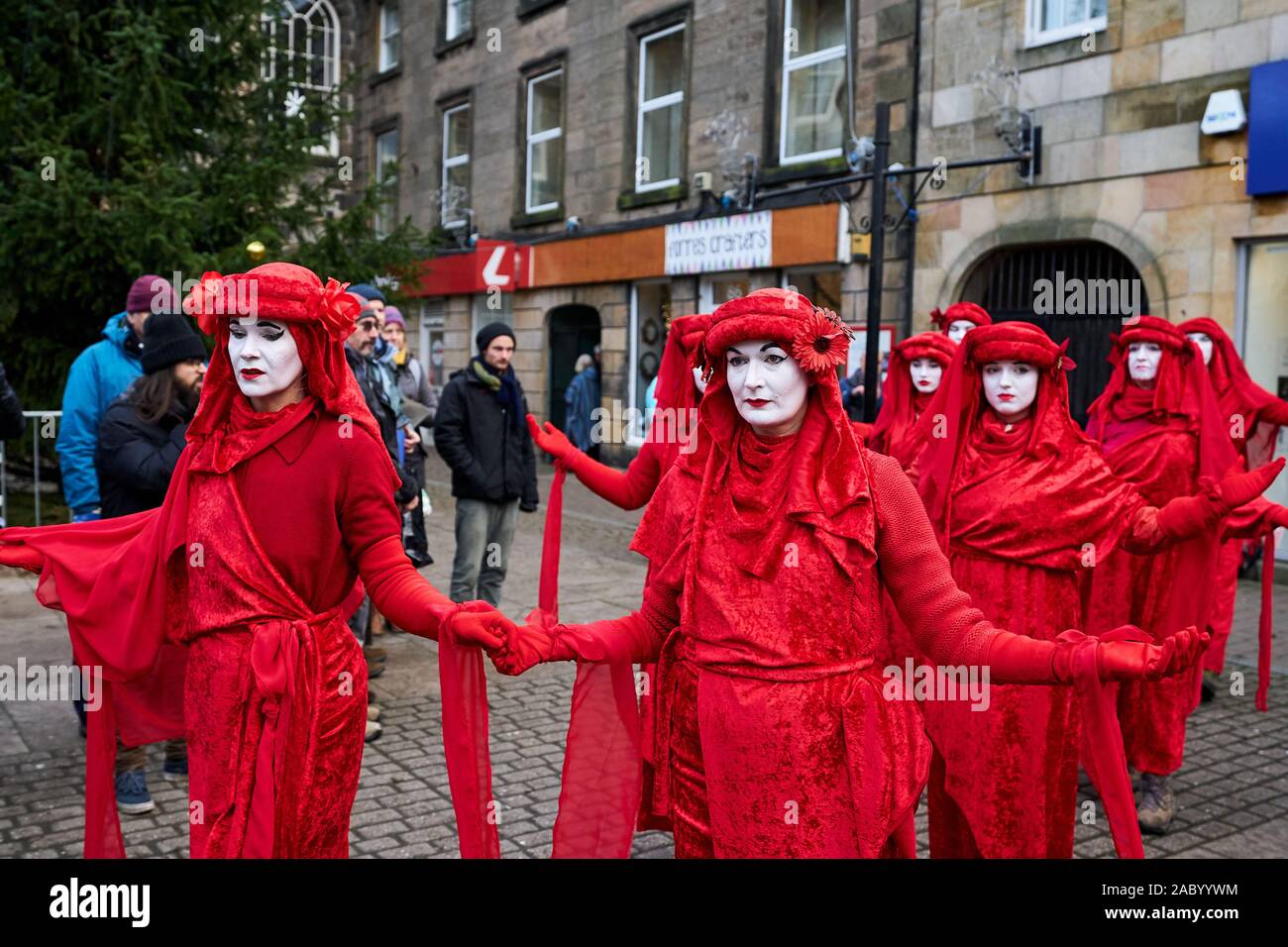 Forres High Street, murene, UK. 29 Nov, 2019. Regno Unito. Questo è il clima globale sciopero in Forres High Street e al di fuori di MP per murene, Douglas Ross office. Le parti in rosso sono i diavoli rossi. Credito: JASPERIMAGE/Alamy Live News Foto Stock