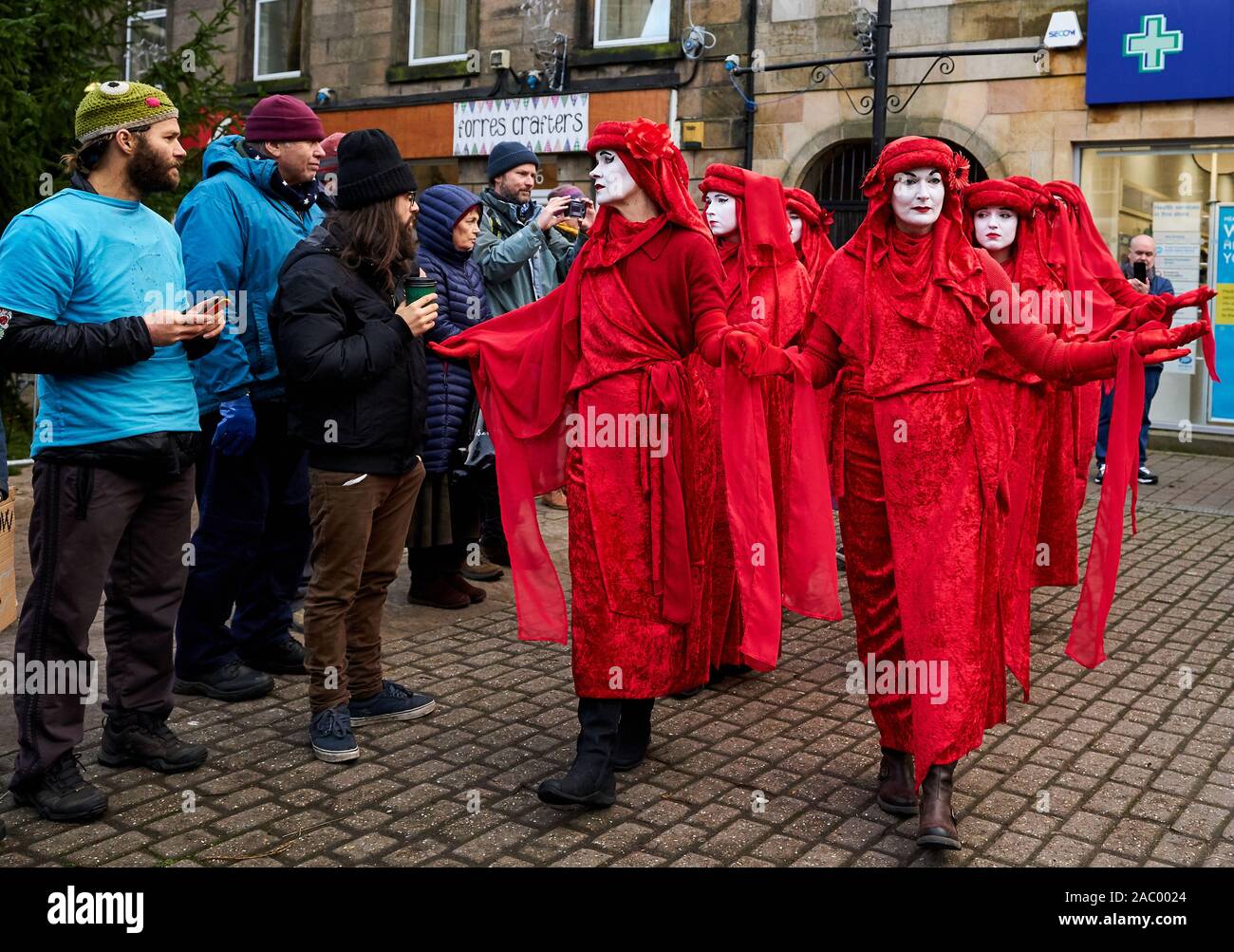 Forres High Street, murene, UK. 29 Nov, 2019. Regno Unito. Questo è il clima globale sciopero in Forres High Street e al di fuori di MP per murene, Douglas Ross office. Le parti in rosso sono i diavoli rossi. Credito: JASPERIMAGE/Alamy Live News Foto Stock