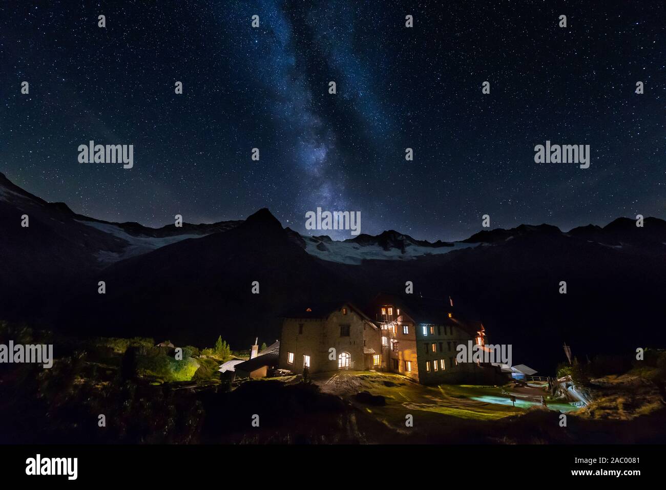 Cielo stellato con la Via Lattea oltre il rifugio Berliner Alpine lodge e vette circostanti, Zillertal, Tirolo, Austria Foto Stock