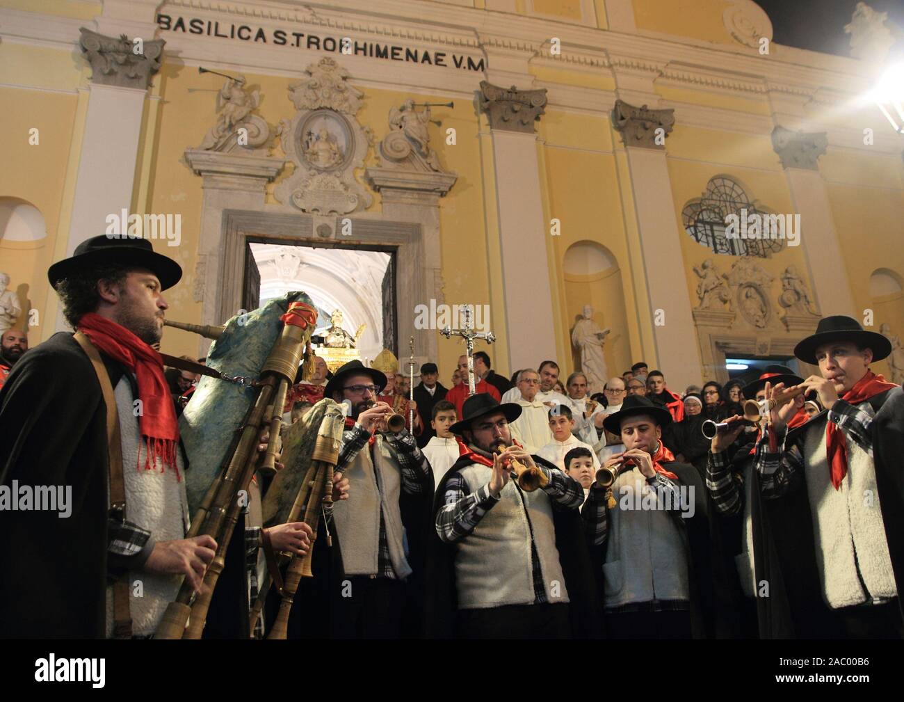 I musicisti in costumi tradizionali giocare le litanie di Natale sulle scale della Basilica di Santa Trofimena Foto Stock