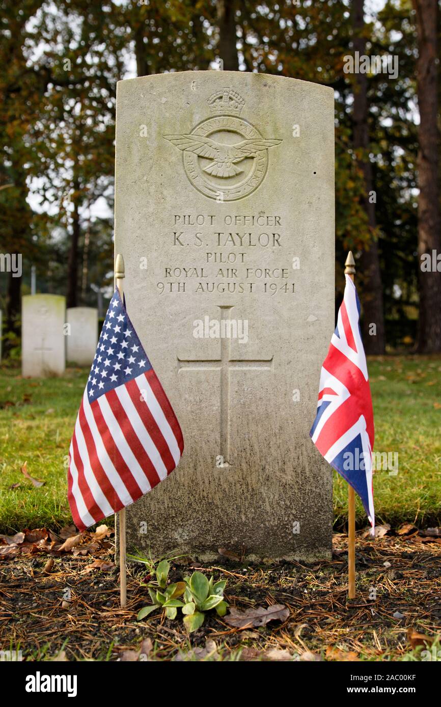 Lapidi a Brookwood Cimitero militare di volontariato americana i piloti che hanno volato con l'Aquila squadroni della RAF durante WW2 - KS Taylor Foto Stock