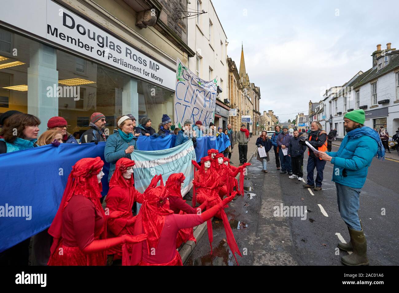 Forres High Street, murene, UK. 29 Nov, 2019. Regno Unito. Questo è il clima globale sciopero in Forres High Street e al di fuori di MP per murene, Douglas Ross office. Le parti in rosso sono i diavoli rossi. Credito: JASPERIMAGE/Alamy Live News Foto Stock